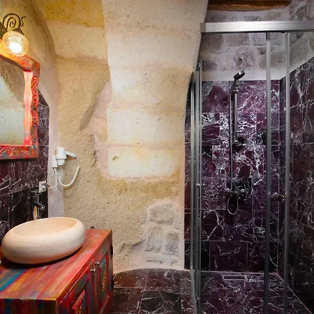 Ortahisar Castle View Cave House *